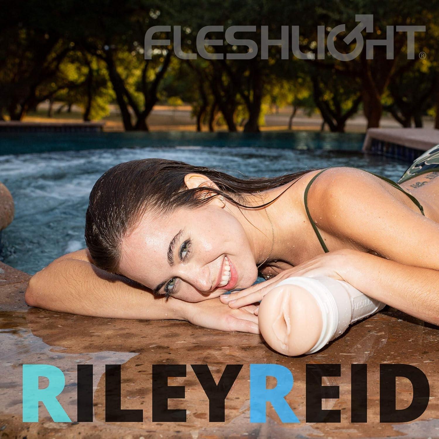 imageFleshlight Girls Riley Reid Utopia and Sleeve Warmer Bundle